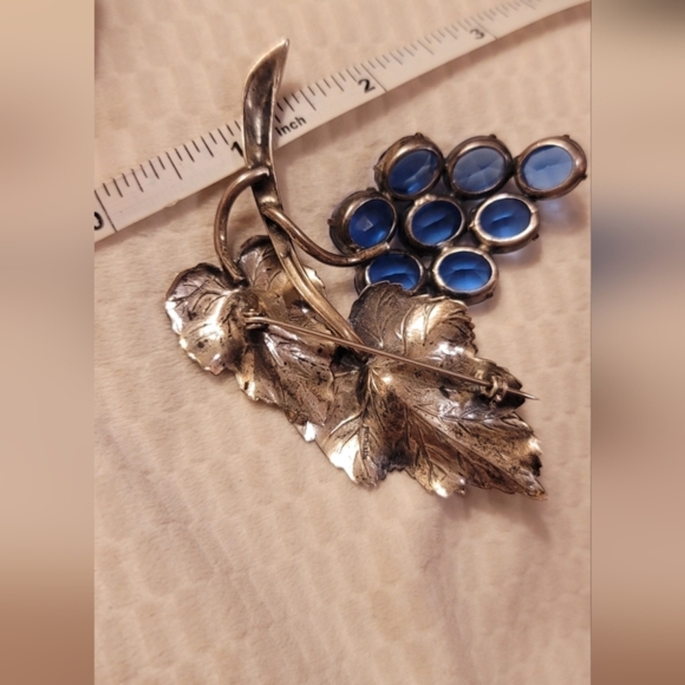 Vintage‎ Sterling Silver Brooch With Blue Glass Grapes - Picture 7 of 13